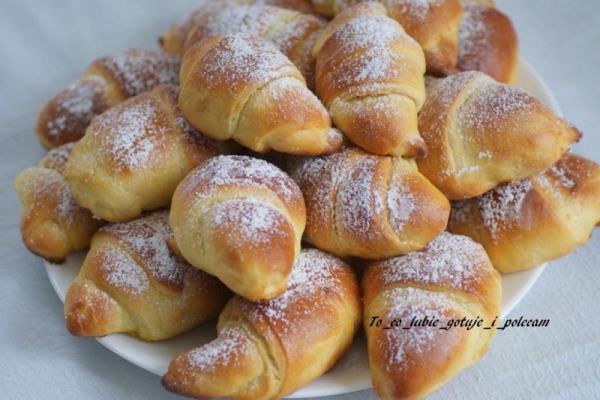 Rogaliki drożdżowe z serem