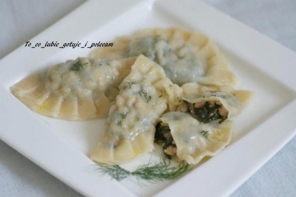 Pierogi z łososiem i szpinakiem