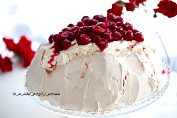 Beza Pavlova z frużeliną wiśniową – tort bezowy