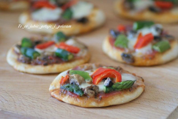 Mini pizze ze szparagami
