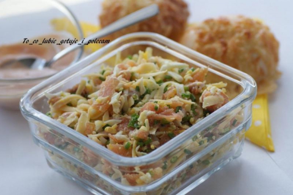 Pasta / sałatka z jajkiem i wędzonym łososiem