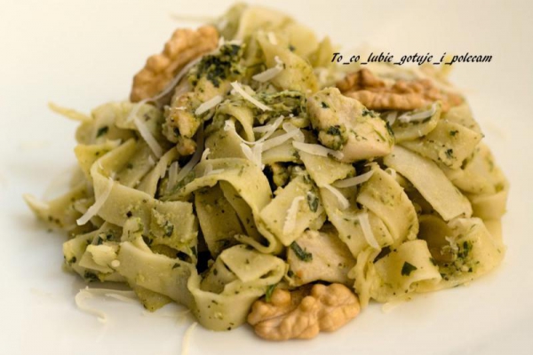 Makaron z zielonym pesto i orzechami.
