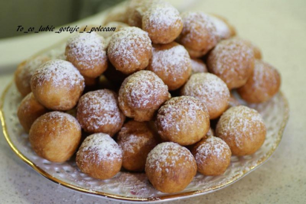 Małe pączki serowe