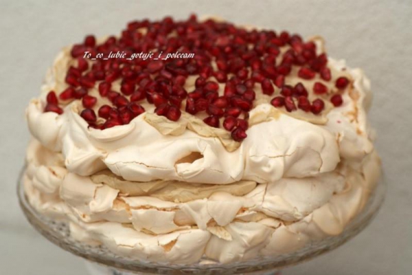 Tort bezowy z kremem kawowym