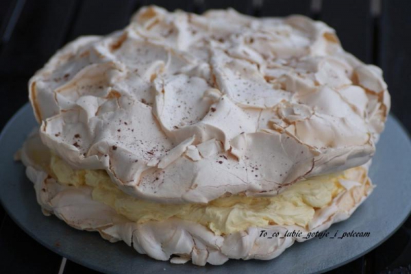 Tort bezowy z ajerkoniakiem