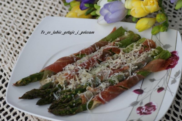 Szparagi zapiekane z szynką parmeńską i parmezanem