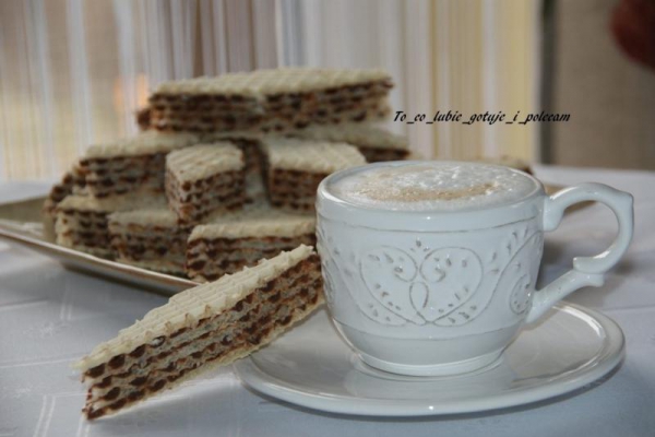 Wafle przekładane masą z mleka w proszku.