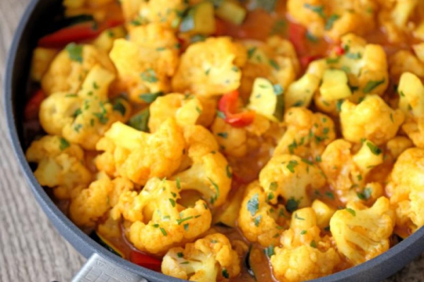 Curry wegetariańskie z kalafiorem i cukinią oraz test patelni Woll.