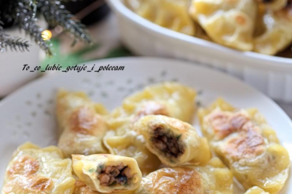 Pierogi z kaszą gryczaną i grzybami.