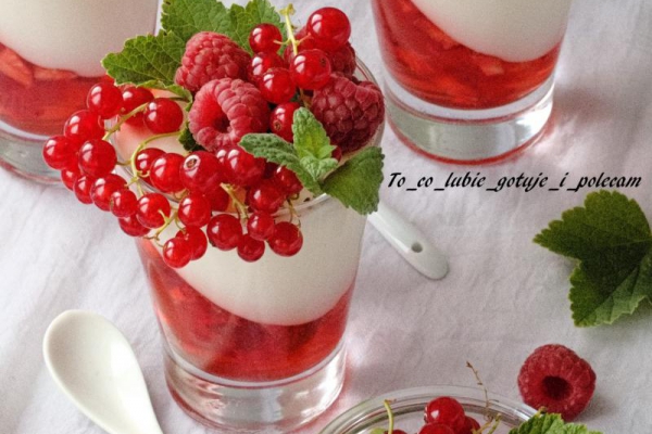 Galaretka z owocami i mascarpone.