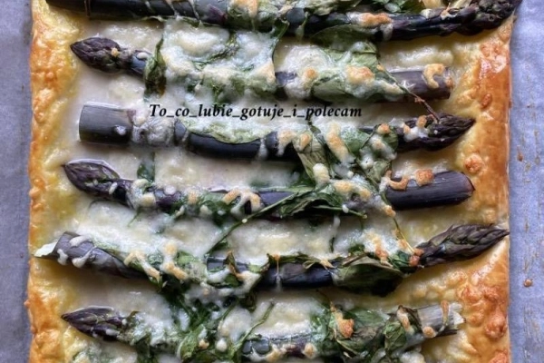 Tarta ze szparagami i mozzarellą na cieście francuskim.