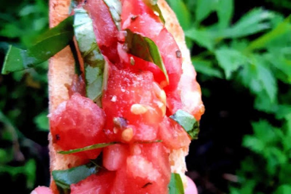 Aromatyczna bruschetta po mężowsku. Pyszna, świeża i orzeźwiająca przekąska czy kolacja na swieżym powietrzu.