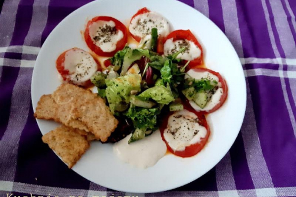 Grillowane pomidory z mozzarellą, sałatą i krakersami warzywnymi. Na pyszną kolacyjkę.