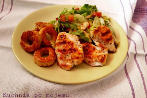 Grillowany kurczak na sałacie i bajgle. Zdrowa i pyszna kolacja.