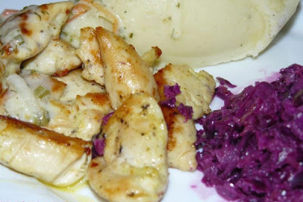 Pierś na maśle w sosie śmietanowo - koperkowym podane z białym puree