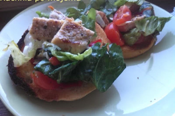 Bruschetta po polsku, czyli schabowy w sałatce na grzance podany.