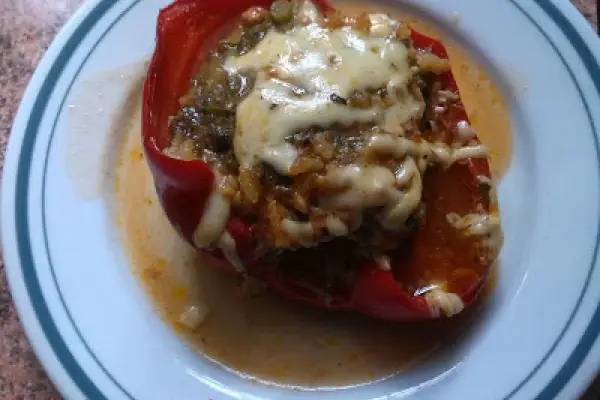 Papryka nadziewana w pomidorach z przepisu Siostry Ewy. Aromatyczny obiad na jesienną chandrę.