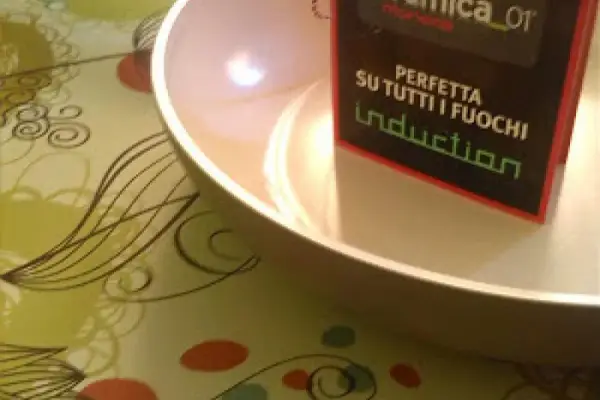 Patelnia ceramiczna Moneta Zenit ze sklepu Rossi. Jak usmażyć smacznie i zdrowo. Patelnia do wyzwań większych niż sobotnia jajecznica.