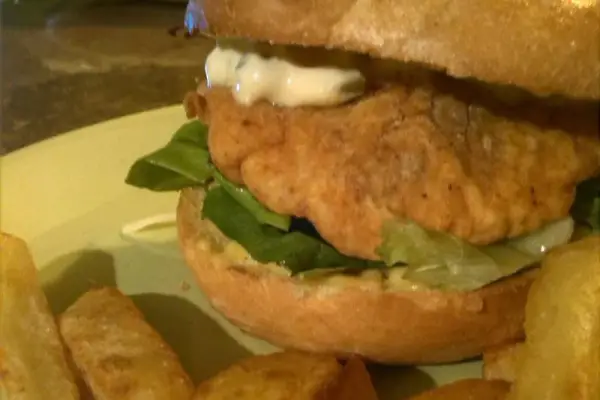 Zinger z pysznym stripsem kurczaczym, czyli pysznie domowa kanapka obiadowa. Fast - food w domu smakuje lepiej.