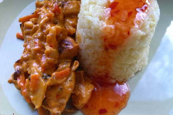 Kurczak w czerwonej paście curry. Obiad na ostro