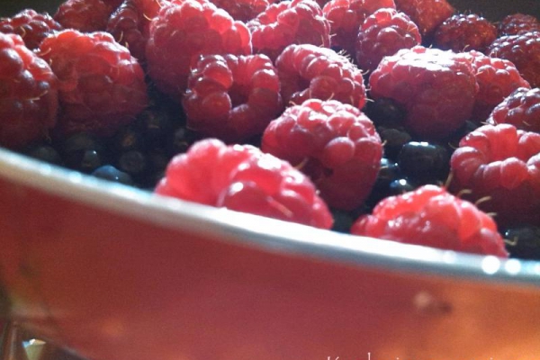 Chłodzący deser homemade. Owocowo z maliną w roli głównej