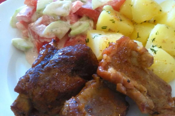 Żeberka papryką wędzone, w miodzie i chili pieczone. Pyszny mięsny obiad