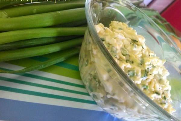 Piątkowe smarowidło do pieczywa. Domowa pasta szczypiorkowa z jajem