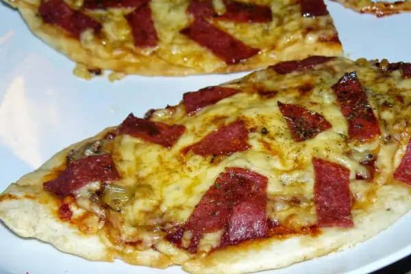 Mundialowe mini pizze salami na ostro. Domowa super przekąska - do piwka, meczu czy filmu
