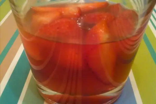 Orzeźwiający drink z owocami, czyli truskawkowe Martini Rosato dla ochłody