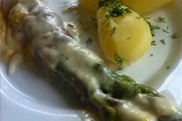 Jasny sos do zapiekanek, warzyw i mięs. Beszamel po raz pierwszy