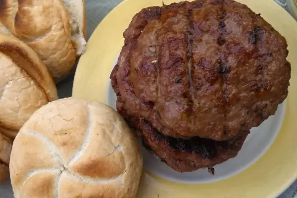 Wołowe hambsongi z grilla. 100% mięsa w mięsie. Pyszny fast food domowy w plenerze - po Mężowsku