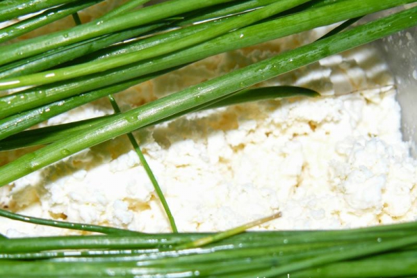 Na lekkie śniadanie i początek weekendu - domowy twarożek ze szczypiorkiem
