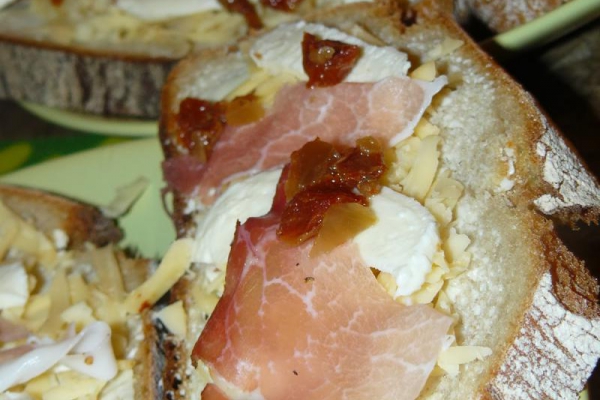Zapiekanki z mozzarellą, prosciutto crudo i suszonym pomidorem oraz pyszna Mężowska jajecznica, czyli kolacja ze śniadaniem z przerwą techniczną II w tle