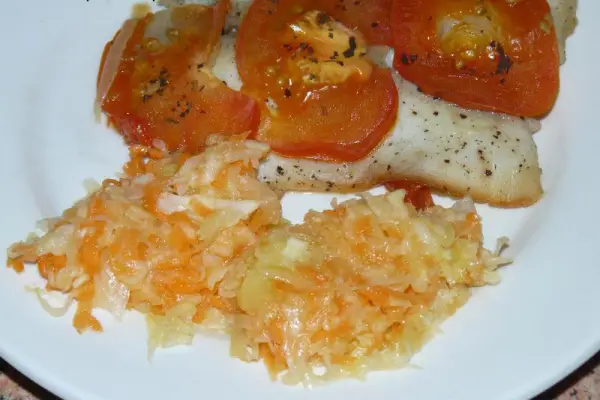 Ryba duszona w pomidorach i cebuli Mamy Hani - zdrowa i bezmięsna propozycja na niedrogi piątkowy obiad