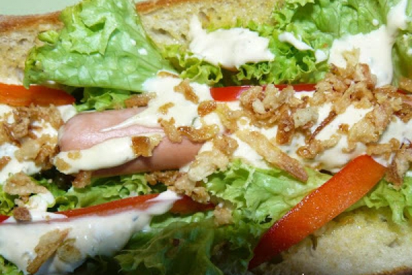 Hot - dog XXL na miarę Bic Maca, czyli fast-food najbardziej pospolity w pysznej odsłonie imprezowej
