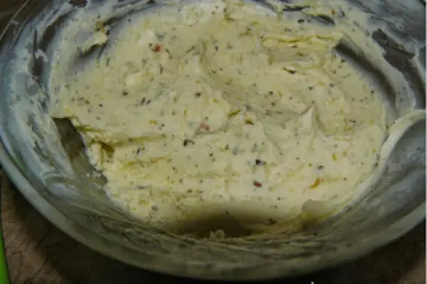 Masło czosnkowe domowej produkcji - doskonały dodatek do mięs, warzyw i zapiekanek