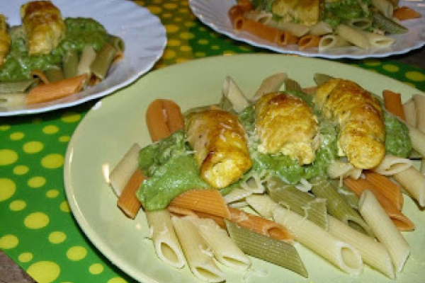 Kolorowa pasta i basta. Na poniedziałkowy obiad antykryzysowy mini - roladki drobiowe na penne brokułowym :)