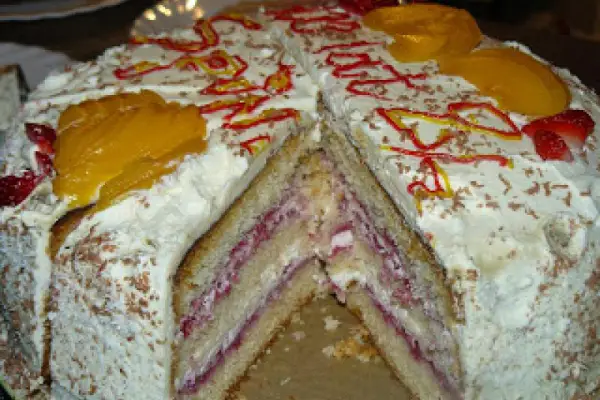 Śmietanowo - malinowy tort z okazji drugich urodzin Maksia i trzeciej rocznicy naszego ślubu