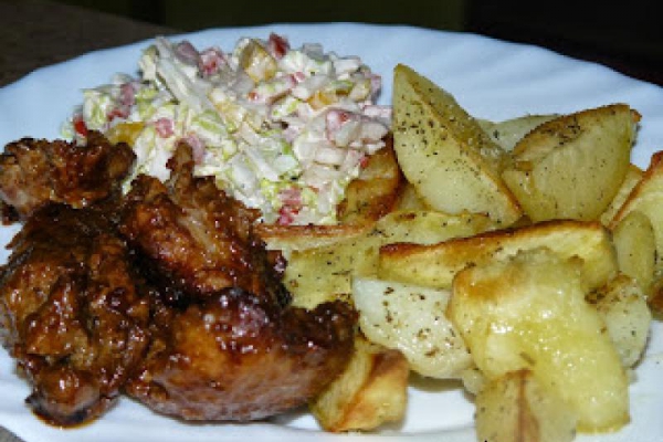 Żeberka pieczone w coli a la barbecue + rumiane ziemniaczki i surówka z pekińskiej. Idealny obiad na weekend