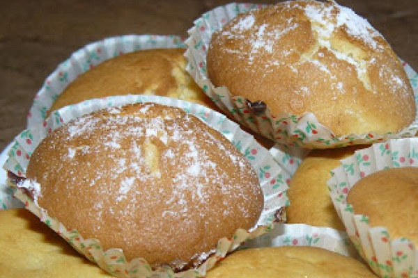Muffinki z budyniem (miały być), czyli budyniowe babeczko - bułeczki ;)