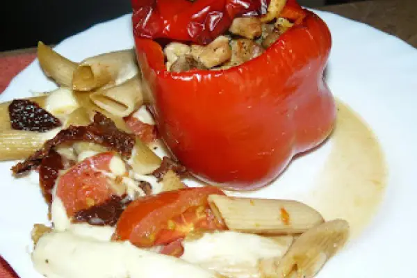 Indyk z kurczakiem zapieczone w papryce na pełnoziarnistym penne z mozzarellą i pomidorami