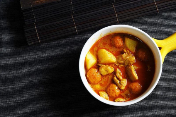Dyniowe czerwone curry z kawałkami kurczaka