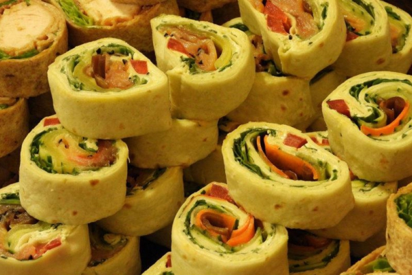 Mini roladki tortillie z papryką i sałatą lodową