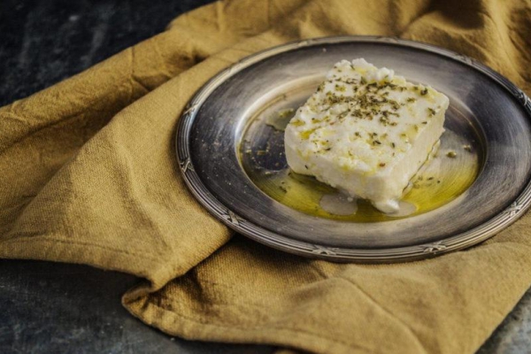 Pieczona feta z miodem i sezamem