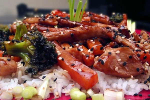 Makaron ryżowy z kurczakiem teriyaki