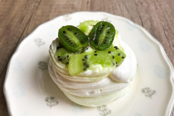 Beza Pavlova z kremem z białą czekoladą i mini kiwi