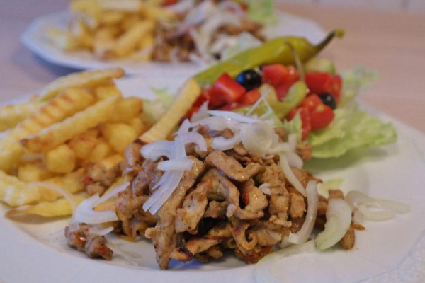 Gyros sałatka warstwowa z kurczakiem