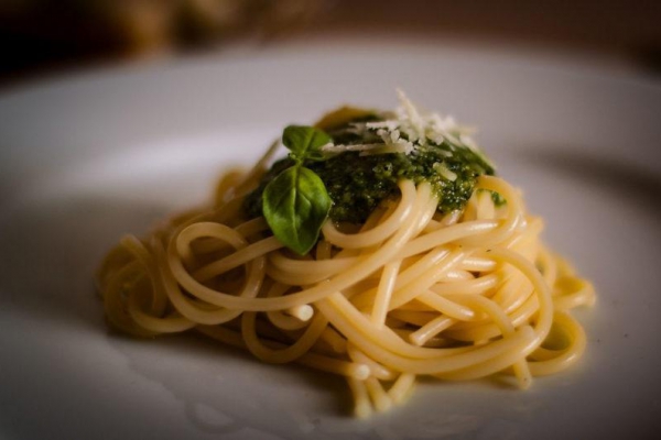 Makaron z bazyliowo – miętowym pesto i prosciutto