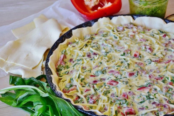Tarta z karmelizowaną cebulą i chorizo
