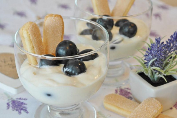Zabaione z likierem Amaretto i biszkoptami